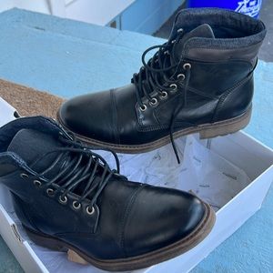Men’s black 9.5 boots
